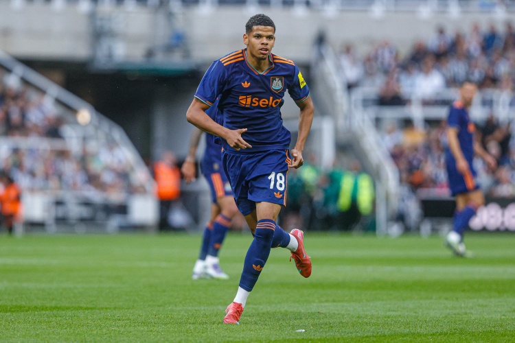 九游体育赛事直播-奔袭破门！奥苏拉对阵曼联创造本赛季英超前锋最高速度纪录